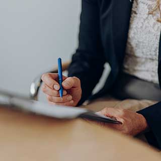 zwei Menschen geben sich die Hand zwei Menschen geben sich die Hand