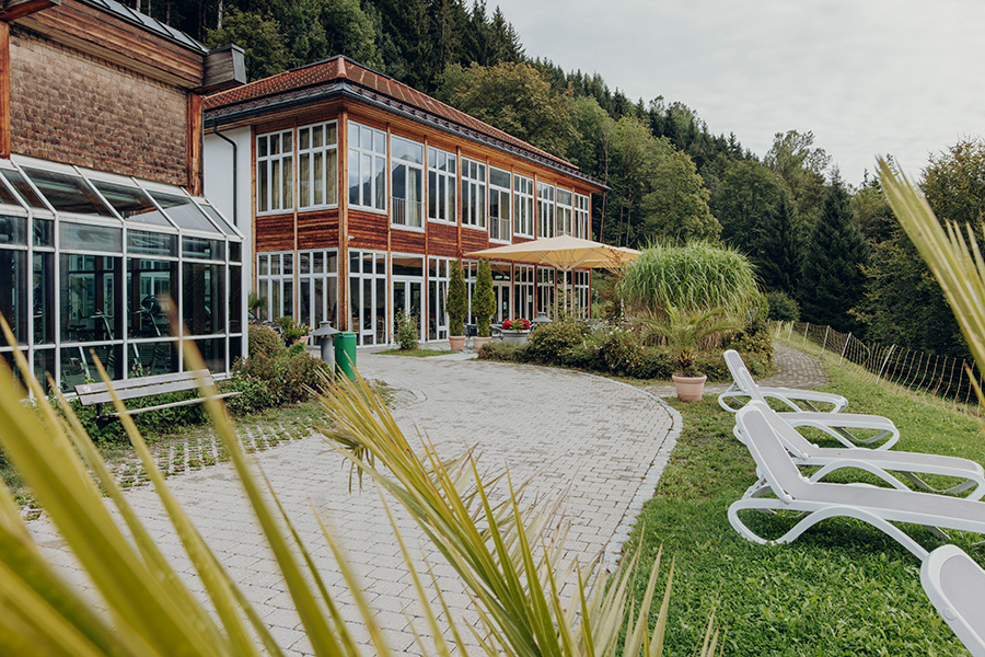 Terrasse mit Liegestühlen der Fachklinik Oberstdorf Terrasse mit Liegestühlen der Fachklinik Oberstdorf