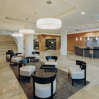 Blick in den Empfangsbereich der Fachklinik Oberstdorf Blick in den Empfangsbereich der Fachklinik Oberstdorf