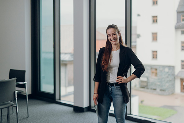 Junge Frau, die in der Fachklinik Oberstdorf eine Ausbildung macht Junge Frau, die in der Fachklinik Oberstdorf eine Ausbildung macht