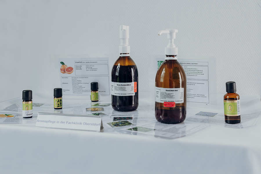 Aromatherapie kann auch als Inhalation verabreicht werden Aromatherapie kann auch als Inhalation verabreicht werden