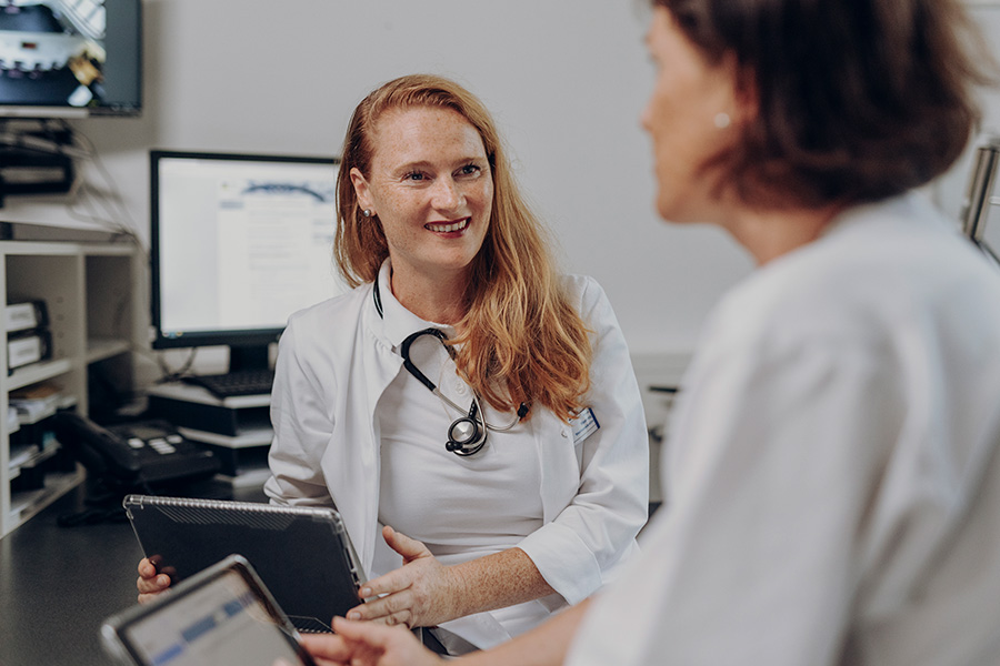 Zwei Ärztinnen beraten über die Diagnose eines Patienten Zwei Ärztinnen beraten über die Diagnose eines Patienten