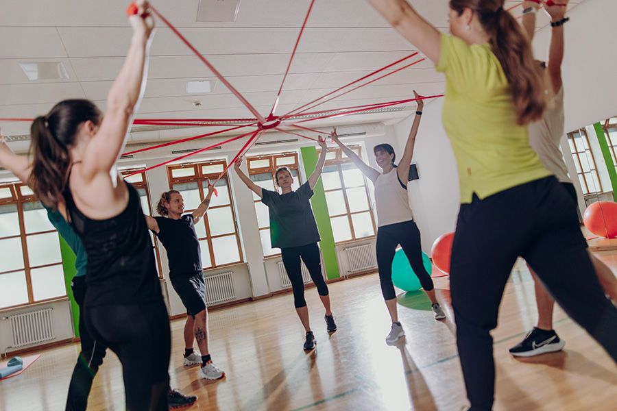 Eine Reha-Gruppe in der Bewegungstherapie